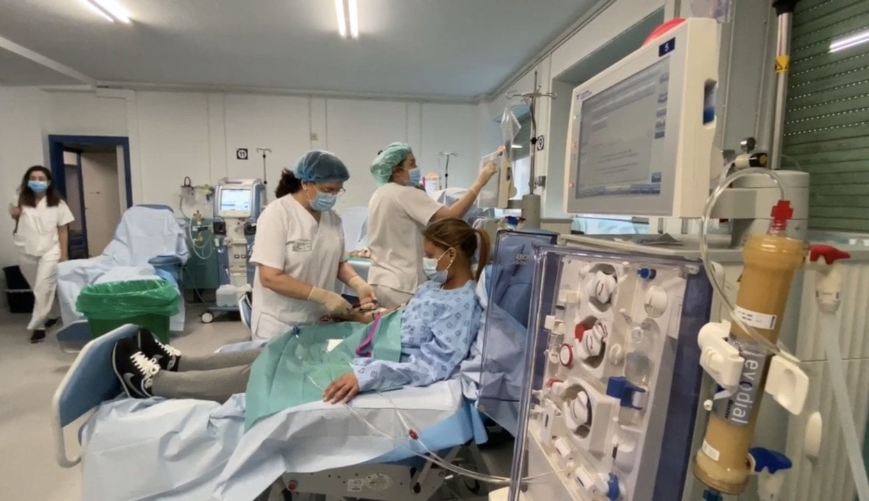 Una paciente recibe su tratamiento por los profesionales del servicio de Nefrología del CHUO.