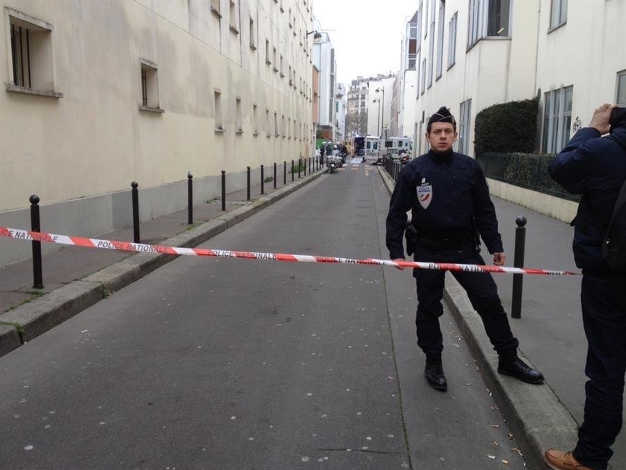 Un gendarme junto a la sede del Charlie Hebdo horas después del ataque terrorista (EFE).
