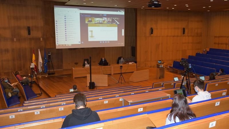 El Claustro Universitario se celebró de forma presencial y telemática en el Campus de Vigo.