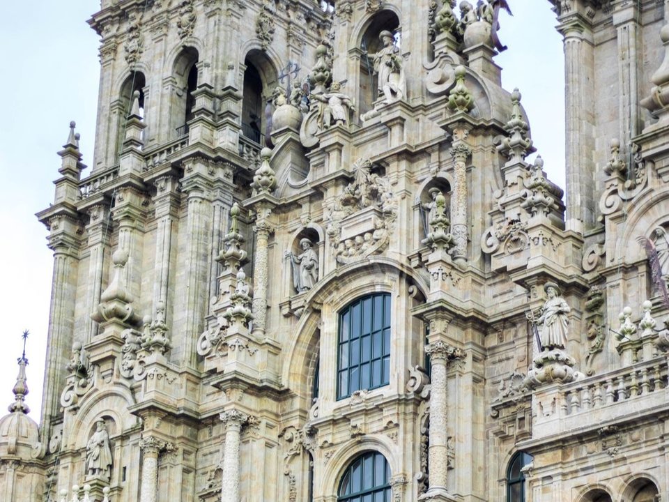 Detalle de la fachada de la Catedral de Santiago de Compostela. (Foto: Unsplash)