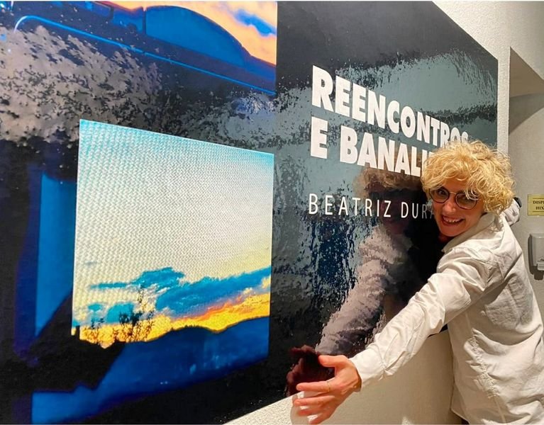Beatriz Durán posa coa súa exposición "Reencontros e banalidades".