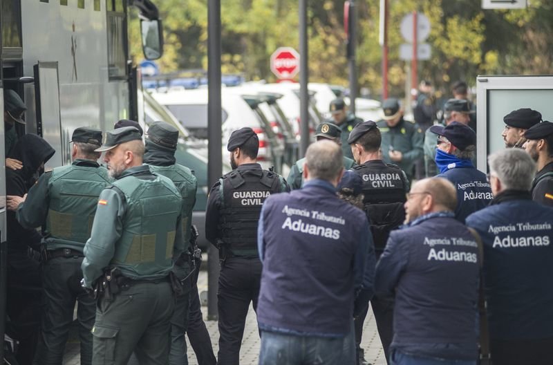 El dispositivo policial, junto al edificio judicial cuando los detenidos en Algeciras declararon en Ourense (MARTIÑO PINAL).