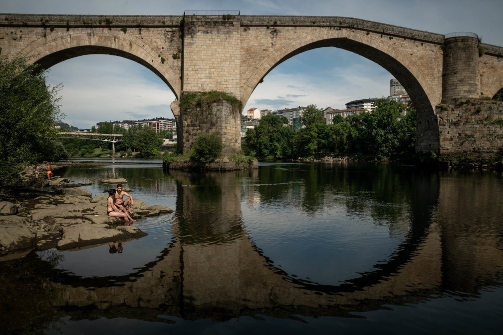 OURENSE (PARQUE PONTE ROMANA). 30/05/2020. OURENSE. Ambiente en la ciudad y en zonas de baño a las orillas del río Miño, con  temperaturas veraniegas. FOTO: ÓSCAR PINAL
