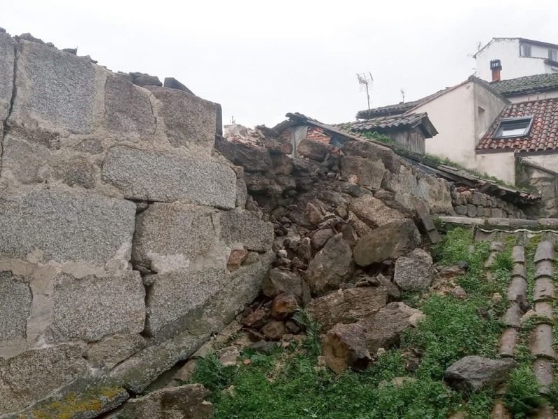 El derrumbe de la casa en ruinas en la Rúa dos Fornos, en Ribadavia.