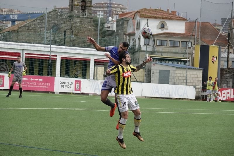 El defensa del Ourense CF Josu pelea un balón aéreo con Vitti, delantero del Rápido de Bouzas (AD).