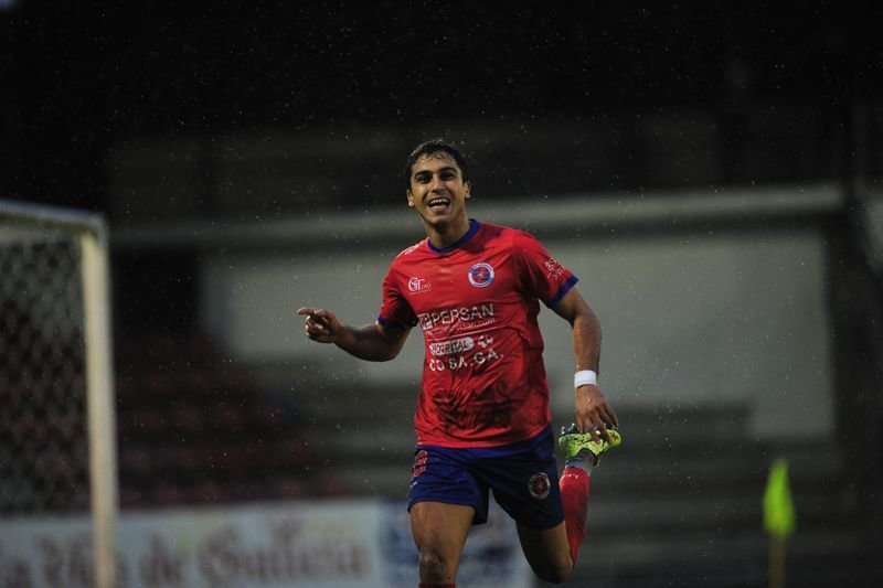 El delantero de la UD Ourense Amin celebra un gol (JOSÉ PAZ).