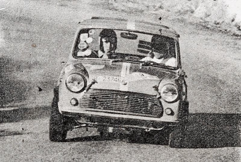 Los triunfadores, en un momento del rally, a bordo de su Mini.