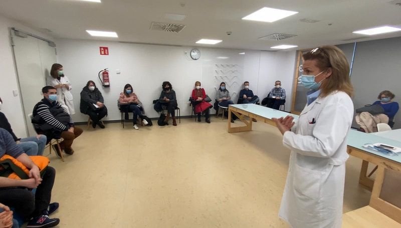 La subdirectora de Enfermería de Atención Primaria, Josefa Rodríguez Araujo, en una reunión con los equipos.