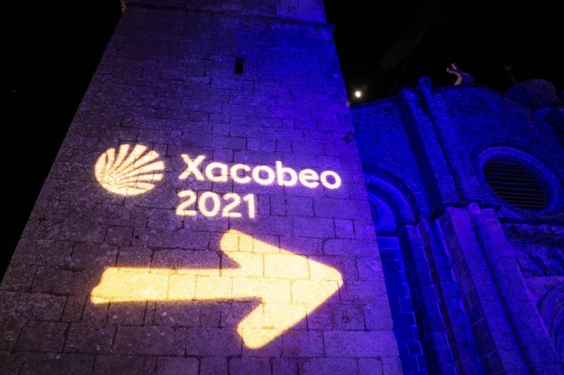 XUNQUEIRA DE AMBÍA (XUNQUEIRA DE AMBÍA). 25/12/2020. OURENSE. Iluminación de un cartel para el Camiño de Santiago en la colegiata. FOTO: ÓSCAR PINAL
