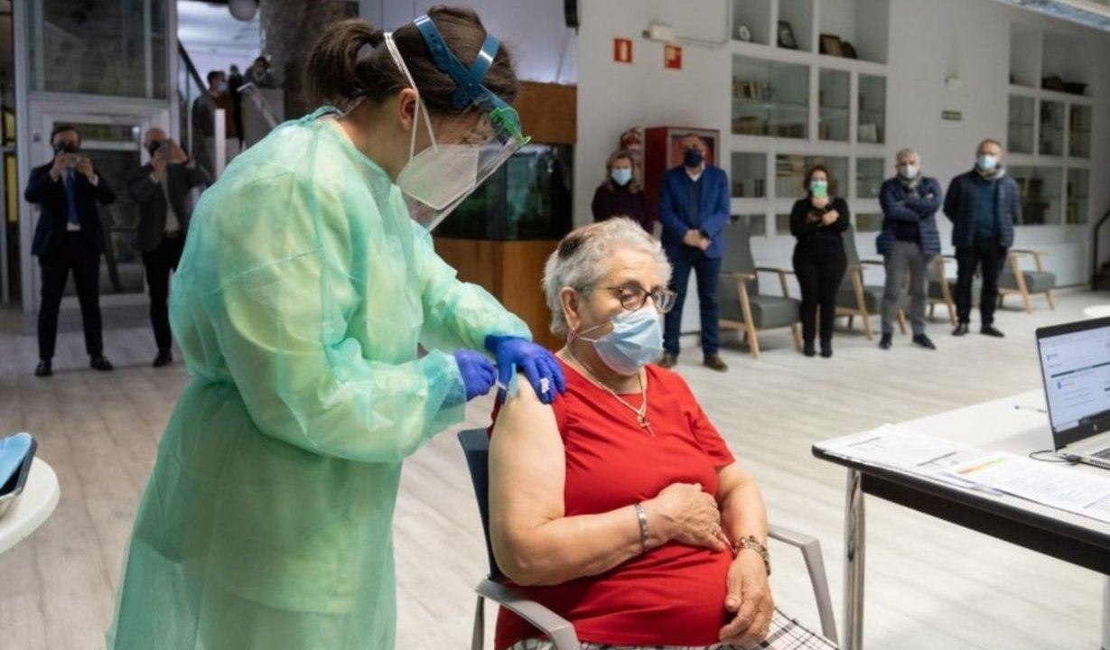 Imagen que recoge la vacunación de Nieves Cabo Vidal, en la residencia Porta do Camiño.