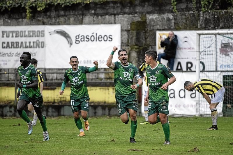 El capitán del Arenteiro, Portela, celebra un gol con sus compañeros Adrián Presas y Renan Zanelli.