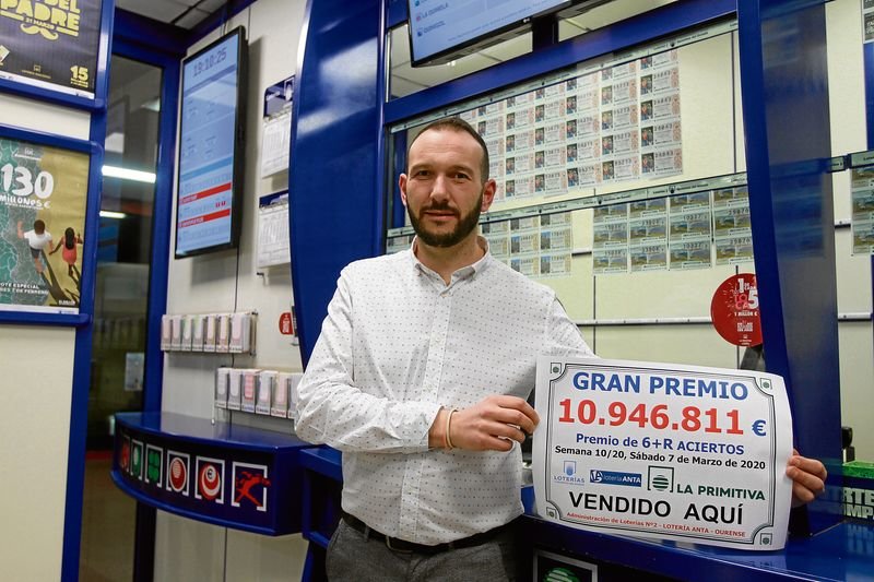 Jorge Anta, de Loterías Anta, posa con el cartel del premio.