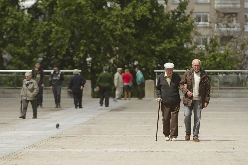 Un grupo de personas mayores pasea por la Alameda de Ourense.