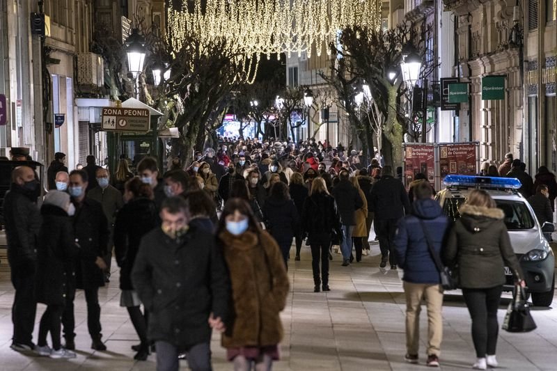 OURENSE (RÚA DO PASEO). 25/12/2020. OURENSE. Ambiente de nadal na cidade de Ourense. FOTO: ÓSCAR PINAL
