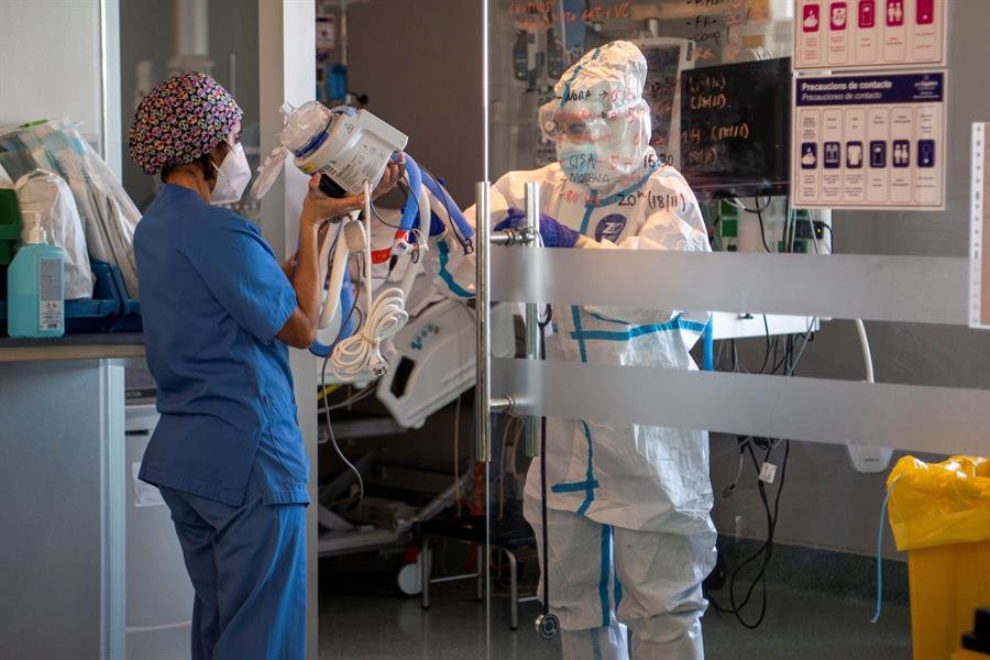 Preparativos para entubar a uno de los enfermos recién ingresado en la UCI de un hospital español (EFE).