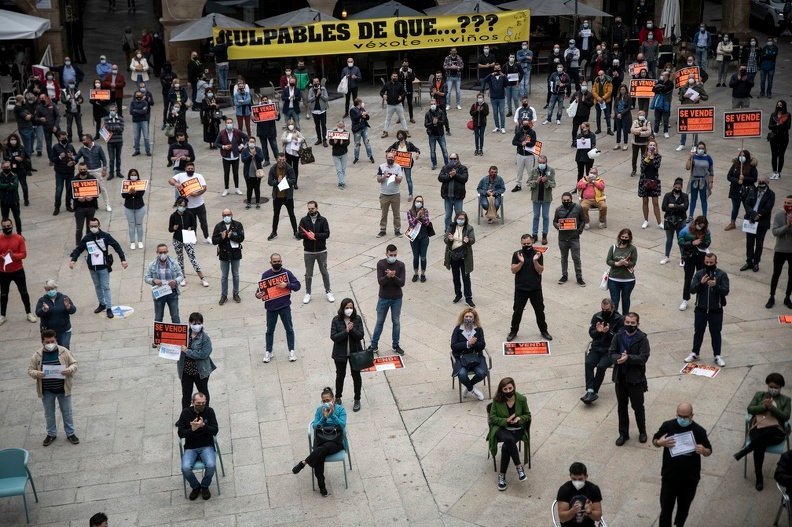 Hosteleros ourensanos, concentrados en la Plaza Mayor de la ciudad el pasado 8 de octubre (ÓSCAR PINAL).
