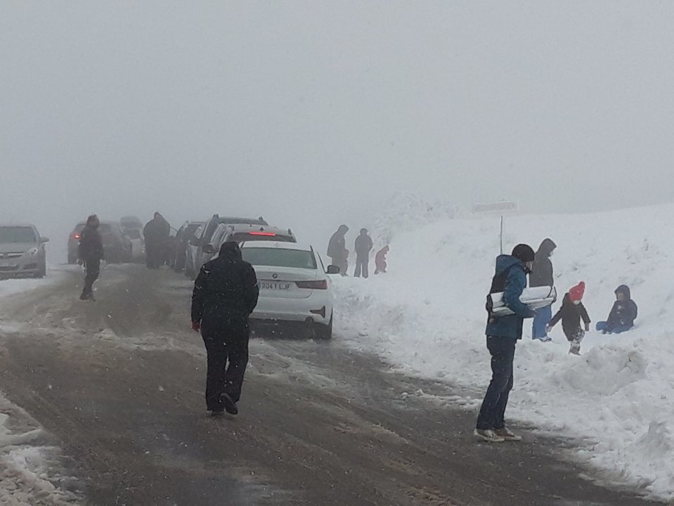 Visitantes de la estación de montaña en una de las últimas nevadas.