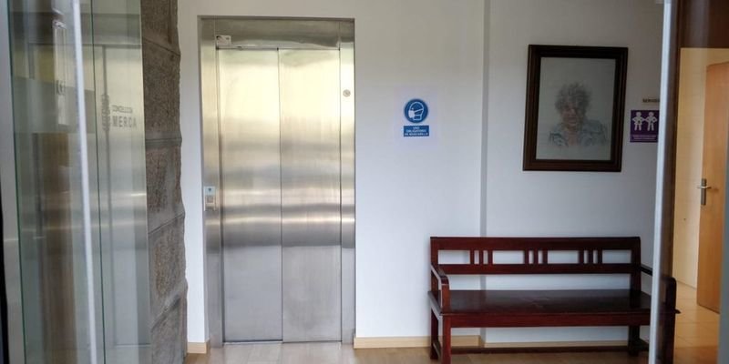 El nuevo ascensor instalado en el edificio consistorial de A Merca.