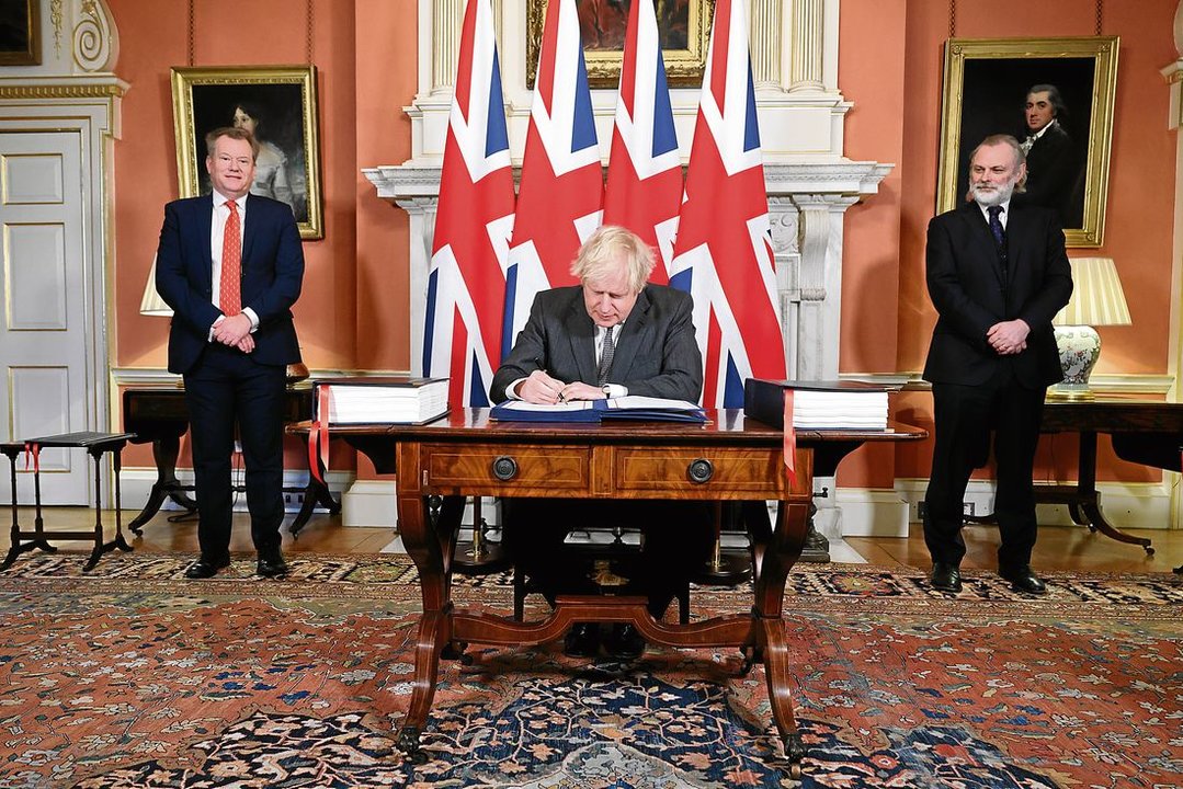 Boris Johnson firmando el acuerdo con la UE. Brexit Reino Unido