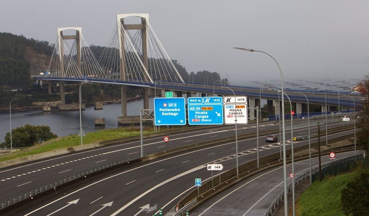 Imagen de la Autopista del Atlántico, a la altura del puente de Rande, recientemente ampliado.