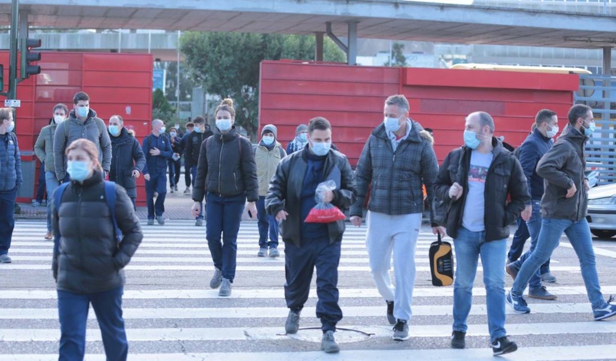 Salida de trabajadores de la planta de PSA de Balaídos, ayer, la primera tras la reanudación del trabajo luego de la parada de Navidades.
