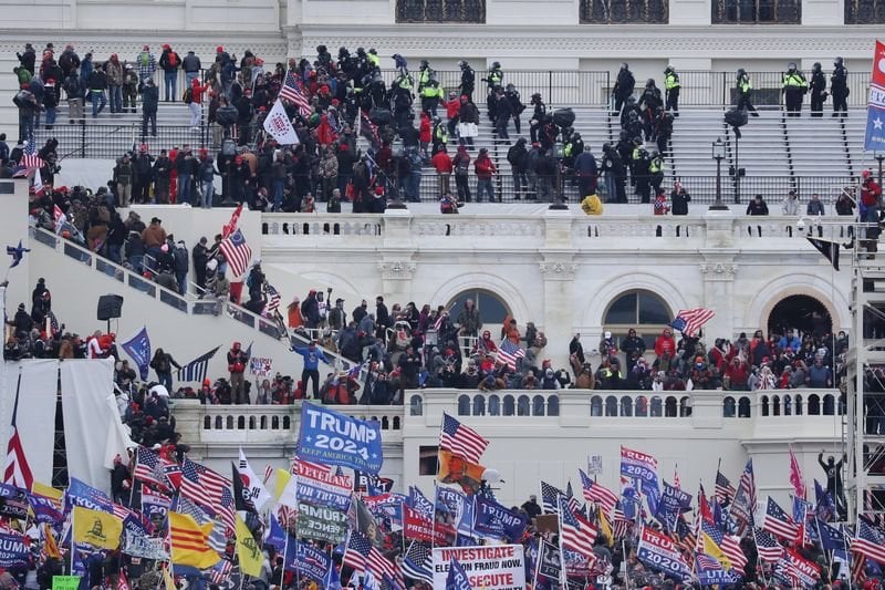 Los manifestantes pro-Trump, en el exterior del Capitolio, durante el asalto (MICHAEL REYNOLDS).