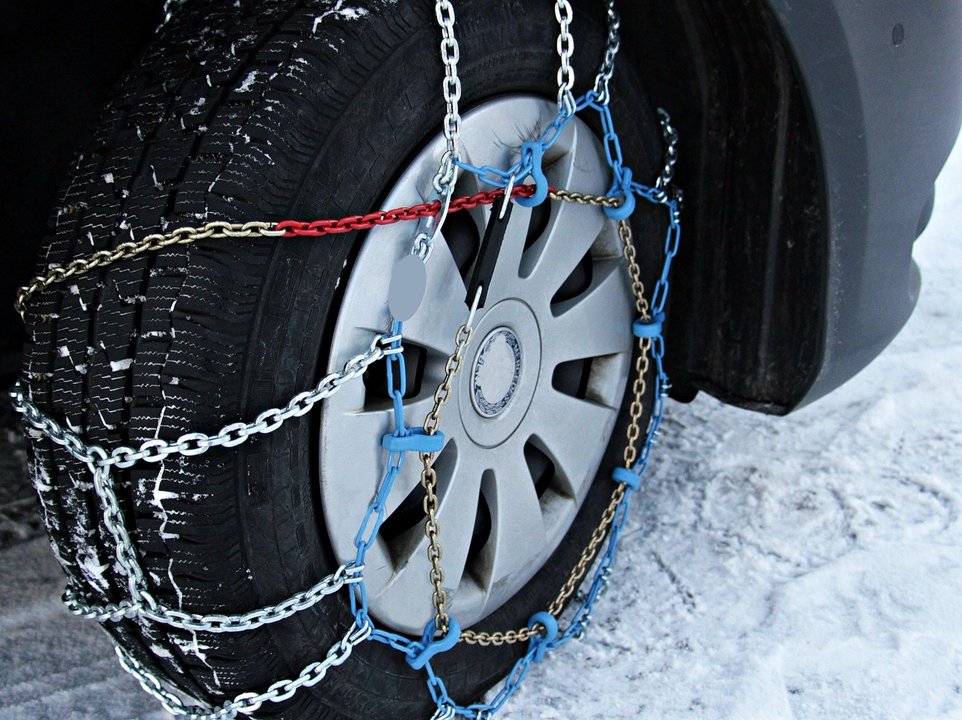 Un coche circula con cadenas para la nieve. (Foto: S. Hermann & F. Richter / Pixabay)
