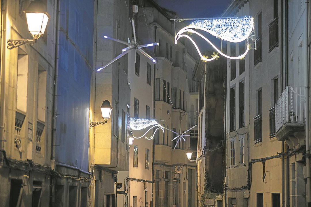 Ourense. 11/01/2021. Luces de navidad encendidas a día 11 de enero en la ciudad. En la foto en el casco viejo.
Foto: Xesús Fariñas