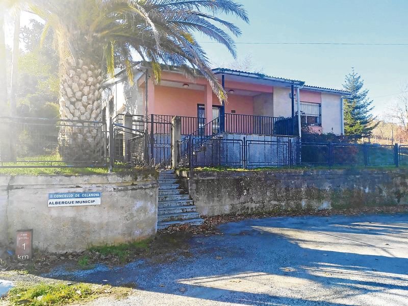 Exterior del albergue municipal de Celanova, por cuya puerta pasa el Camino de San Rosendo.