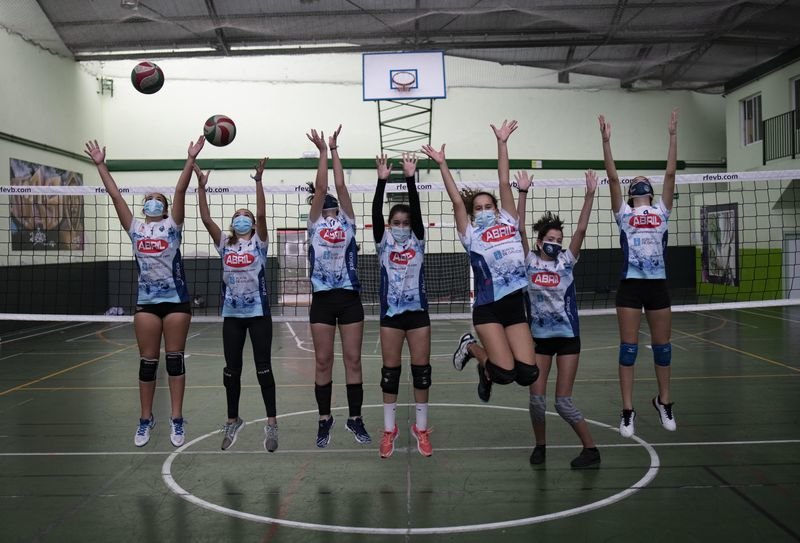 Varias jugadoras de la base del Aceites Abril de voleibol (XESÚS FARIÑAS).