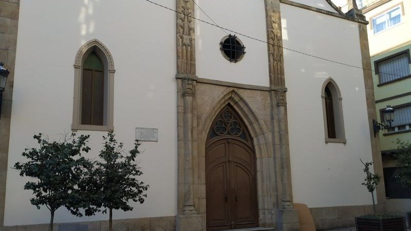 La puerta de la iglesia de San Mauro permanece cerrada desde marzo.