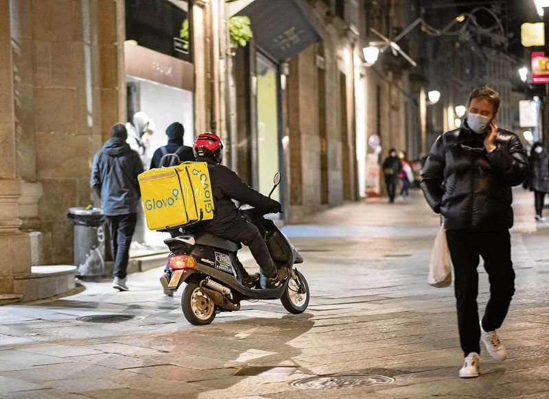 Repartidor a domicilio en una calle del casco viejo de Ourense.Foto: Xesús Fariñas