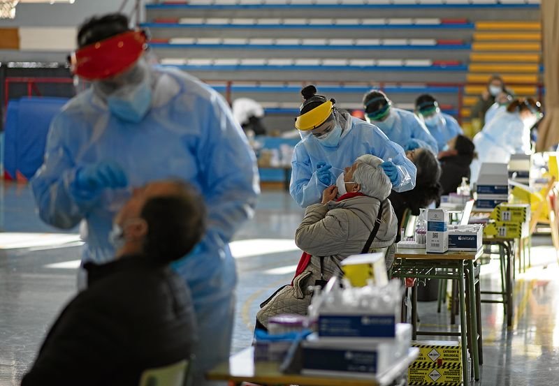 Enfermeros del Sergas realizando pruebas PCR ayer en el Polideprotivo de Xinzo.Foto: Xesús Fariñas