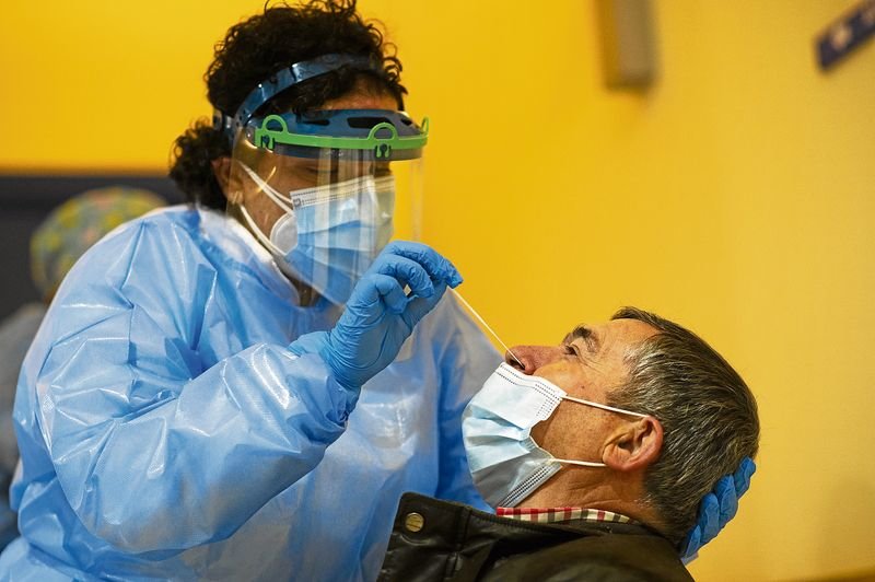 Uno de los vecinos de Vilamarín, durante la prueba de antígenos.