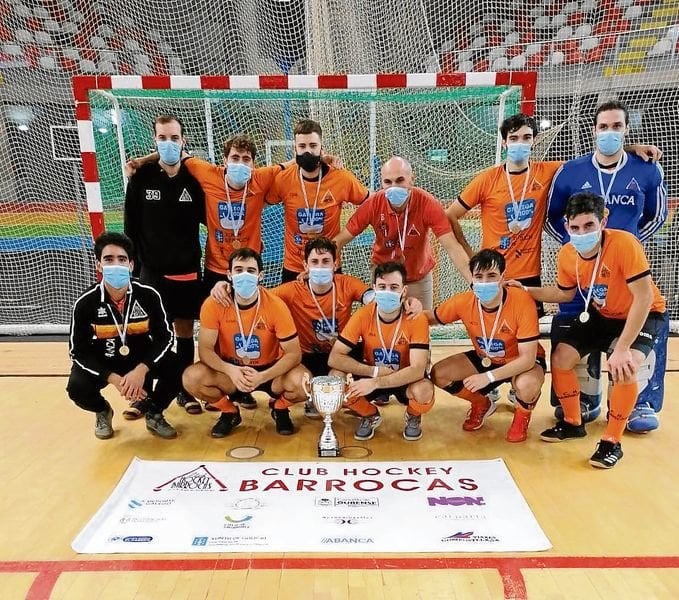 La plantilla y el cuerpo técnico del Barrocás, con sus medallas y copa de Campeones de Galicia.