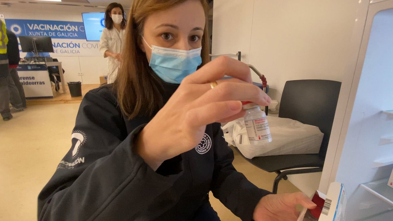 Verónica Civeira con una de las dosis de la vacuna de Moderna.