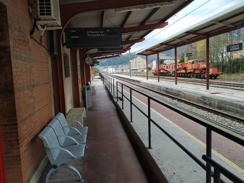 Andenes de la estación de ferrocarril de O Barco de Valdeorras.