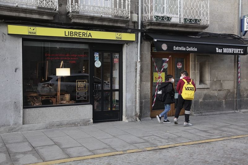 Una librería y un bar en el centro de Xinzo de Limia, cerrados con el toque de queda (MIGUEL ÁNGEL).