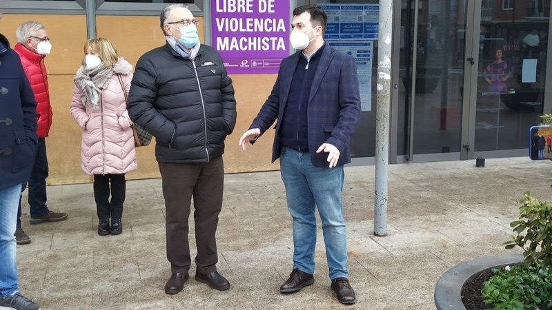 Alfredo García y Gonzalo Caballero, durante la visita del líder socialista gallego ayer.