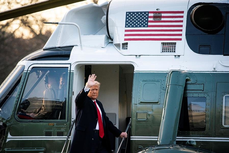 Trump abandona la Casa Blanca en helicóptero. // EFE