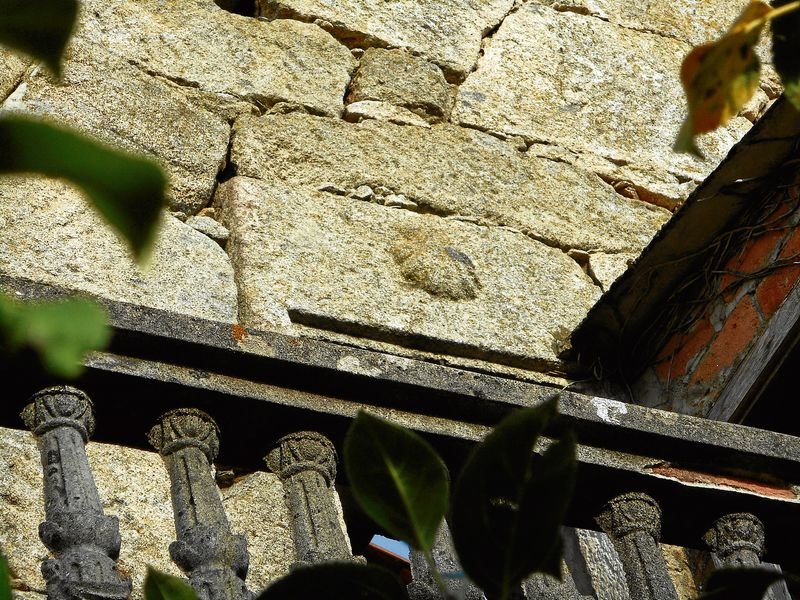 Una vieira tallada en la pared de una casa en ruinas en el Camiño Miñoto del tramo carballiñés.