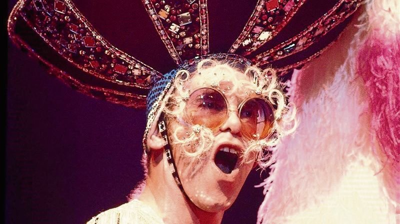 Sir Elton John, uno de los artistas que exigen que se puedan realizar giras por la UE sin visado, durante un concierto en 1971.