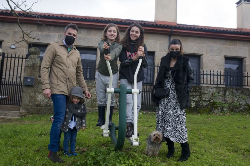 COLES (BARRA DE MIÑO) 24/01/2021. Familia madrileña asentada en Barra de Miño. Ainoa Pereira, Borja Corrochano.  José Paz