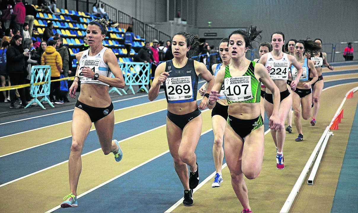 Una de las pruebas de medio fondo en el Campeonato Gallego de atletismo en la categoría absoluta que se desarrolló el año pasado en la pista cubierta de Ourense (ARCHIVO).