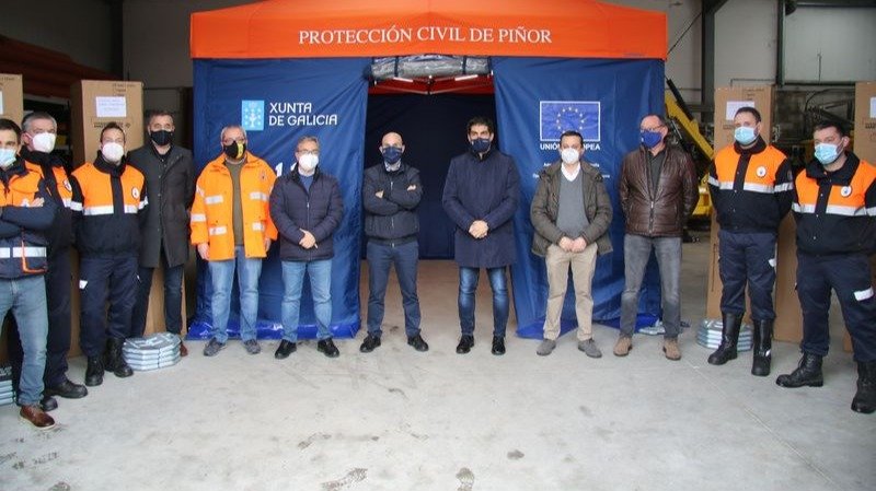 Gabriel Alén con los alcaldes y voluntarios de Protección Civil, ayer en Piñor.