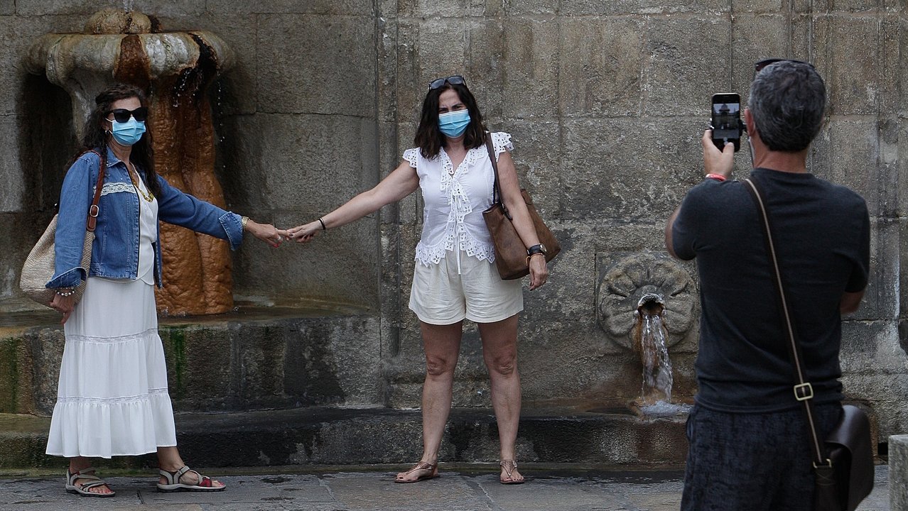 Turistas se fotografían en As Burgas, el pasado mes de agosto (MIGUEL ÁNGEL).