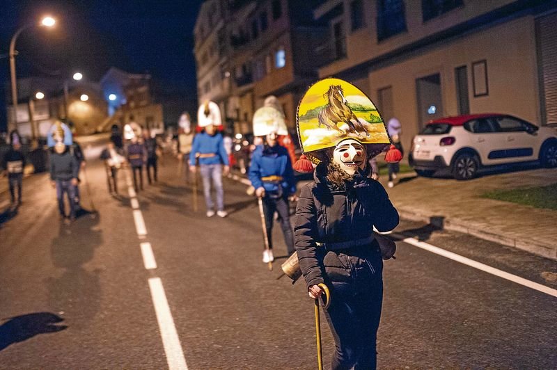 MACEDA (PLAZA DAS TOLDAS). 06/01/2018. OURENSE. Salida de los Felos, máscaras de Entroido de concello de Maceda. FOTO: ÓSCAR PINAL
