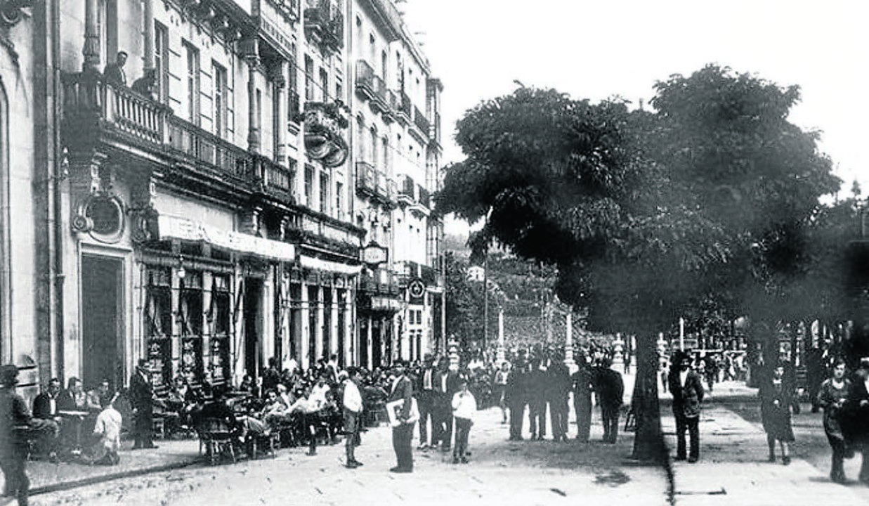 (2) Terraza del Café la Unión, bajo el segundo edificio por la izquierda.