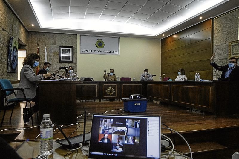 El alcalde y portavoces en una reciente sesión. Martiño Pinal