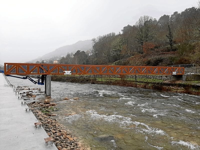 La nueva pasarela instalada sobre el cauce del río Caldo, en Lobios.